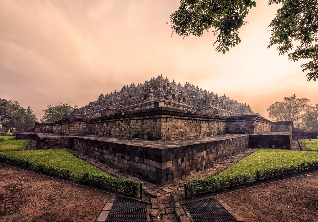 BOROBUDUR – MERAPI